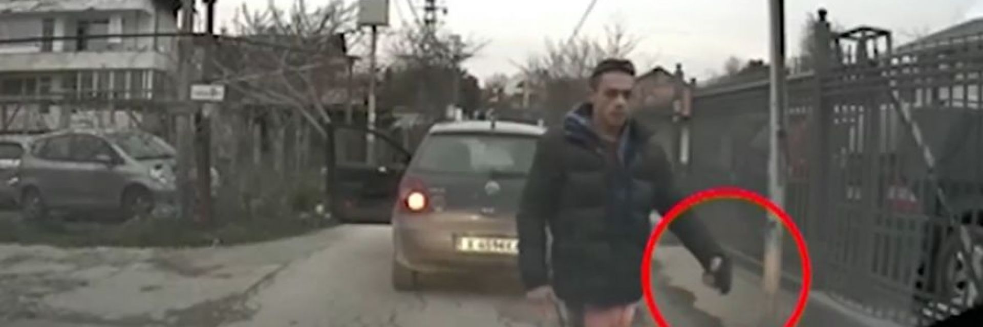 Мъж размаха пистолет пред младежи, шофирали зад него край Варна, в ареста е (видео)
