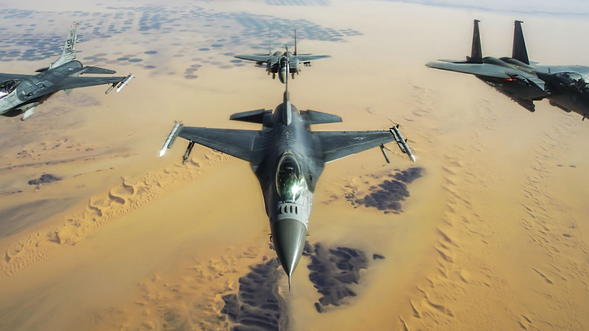 Военно учение:  МиГ-29 и F-16 прихващат транспортен самолет "Спартан" 