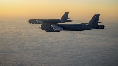 Два стратегически бомбардировача Boeing B 52H Stratofortress на американската армия извършиха