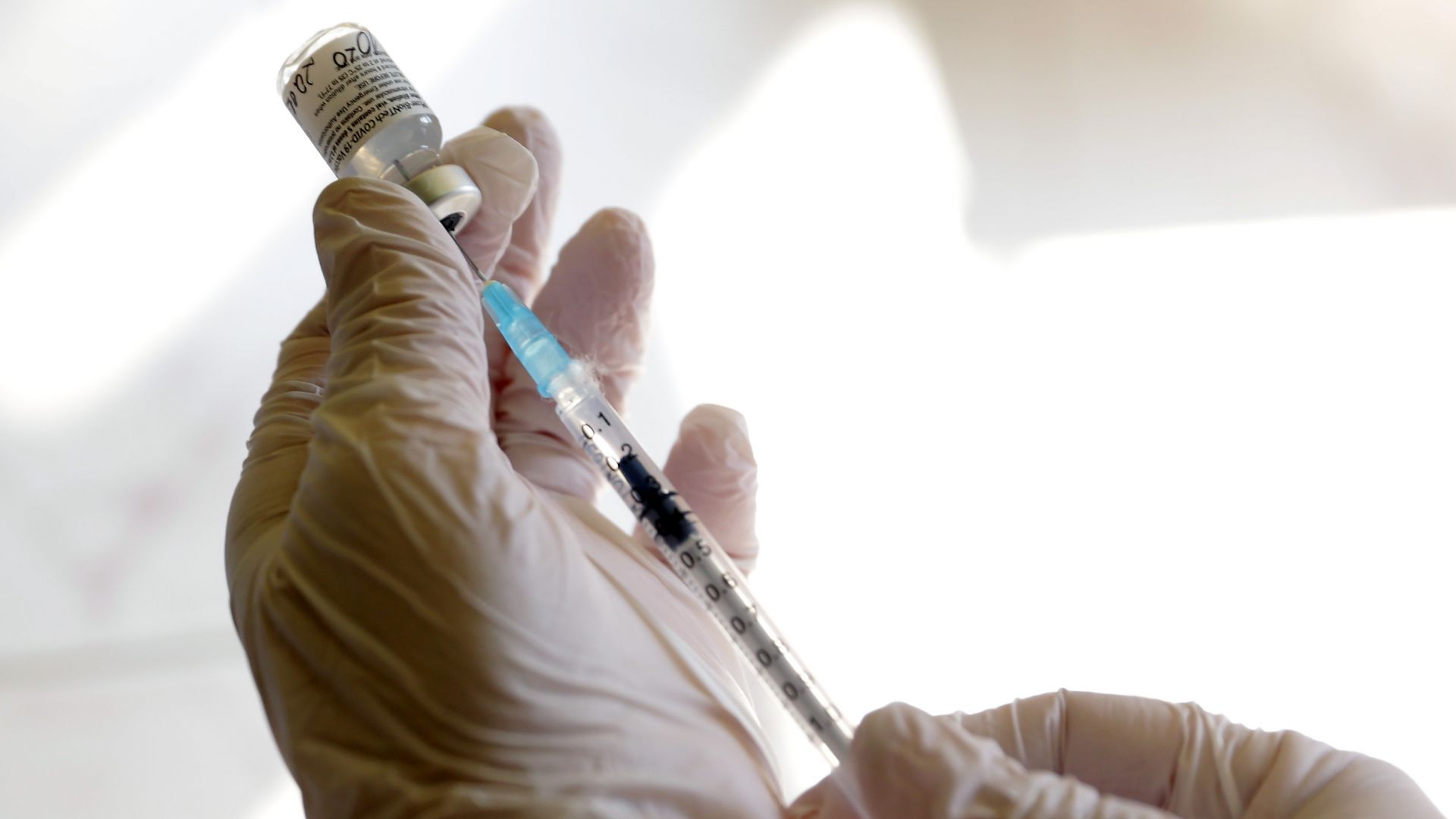 Чужденци се регистрират за ваксинация в Сърбия, като пререждат местните
