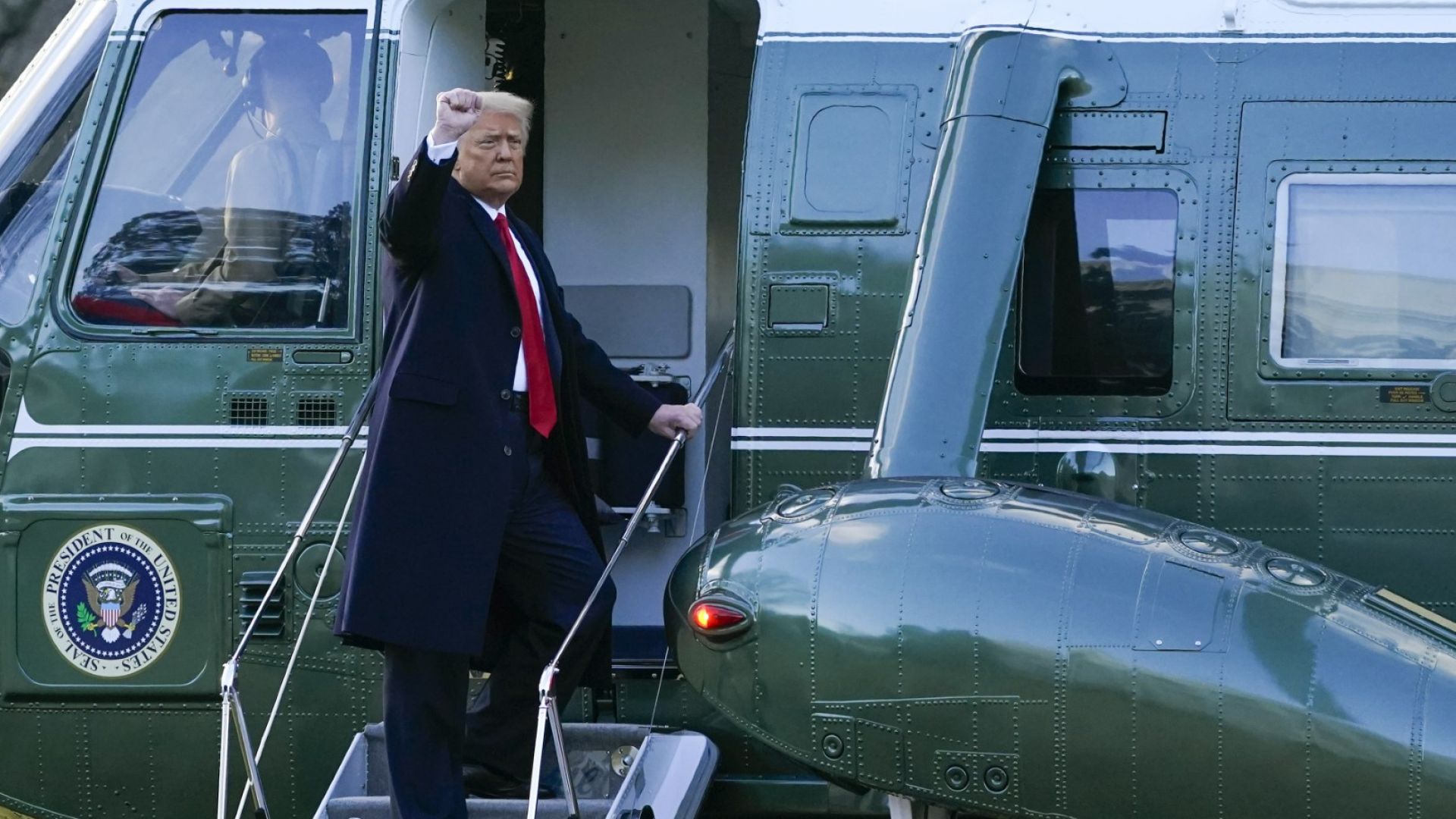 Доналд и Мелания Тръмп напуснаха с хеликоптер Белия дом