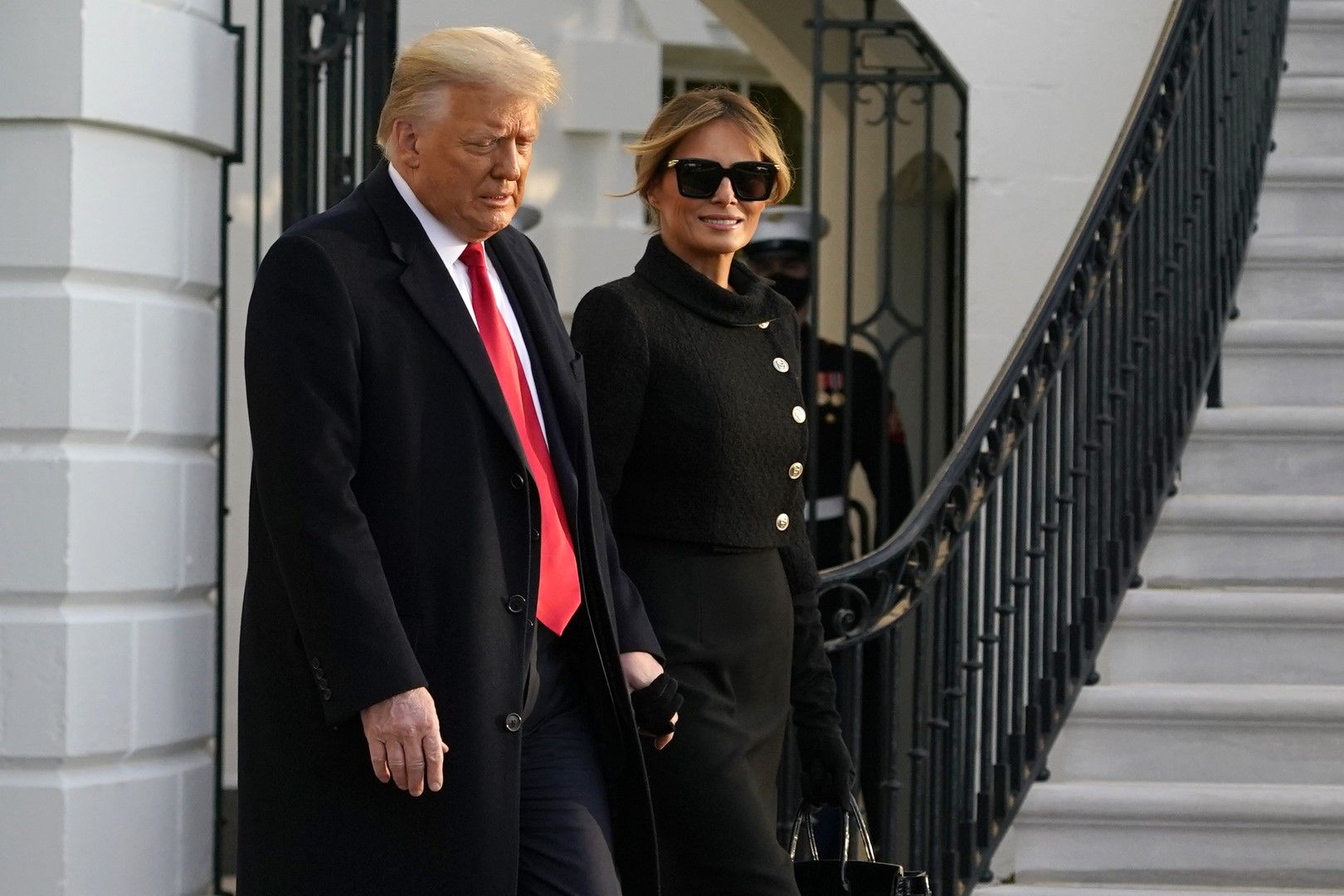 Доналд Тръмп и Мелания Тръмп напускат Белия дом и заминават за имението си във Флорида