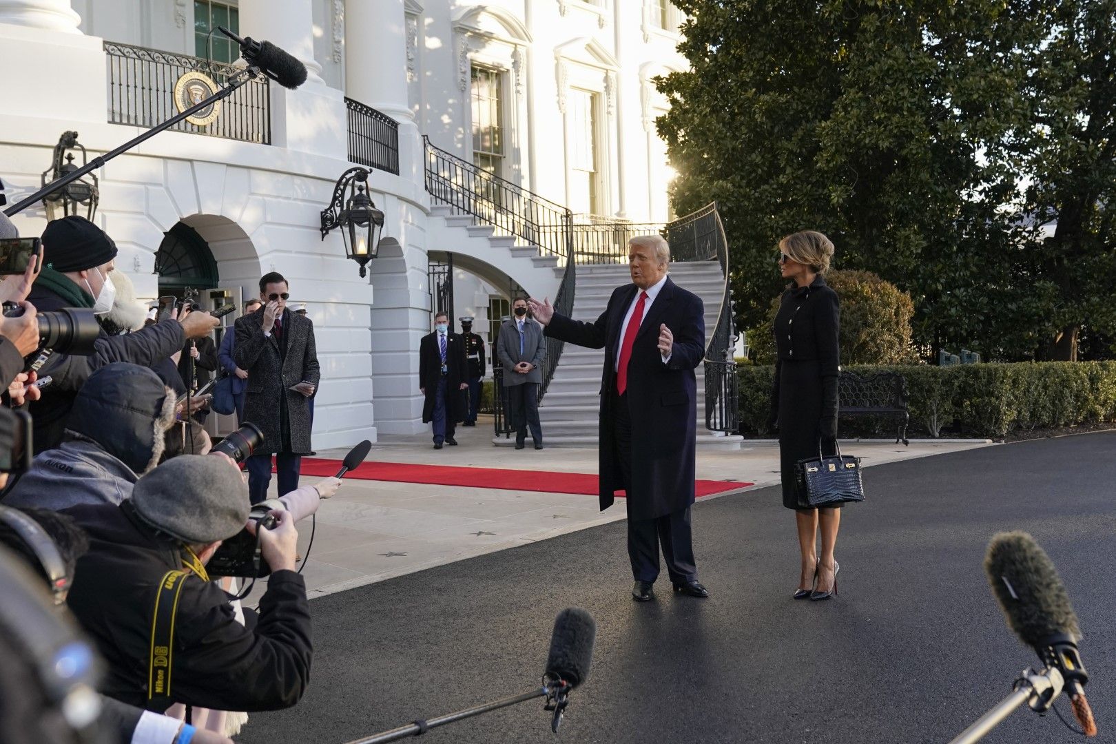 Тръмп отдели няколко минути, за да поговори с репортерите преди да се качи на президентския хеликоптер