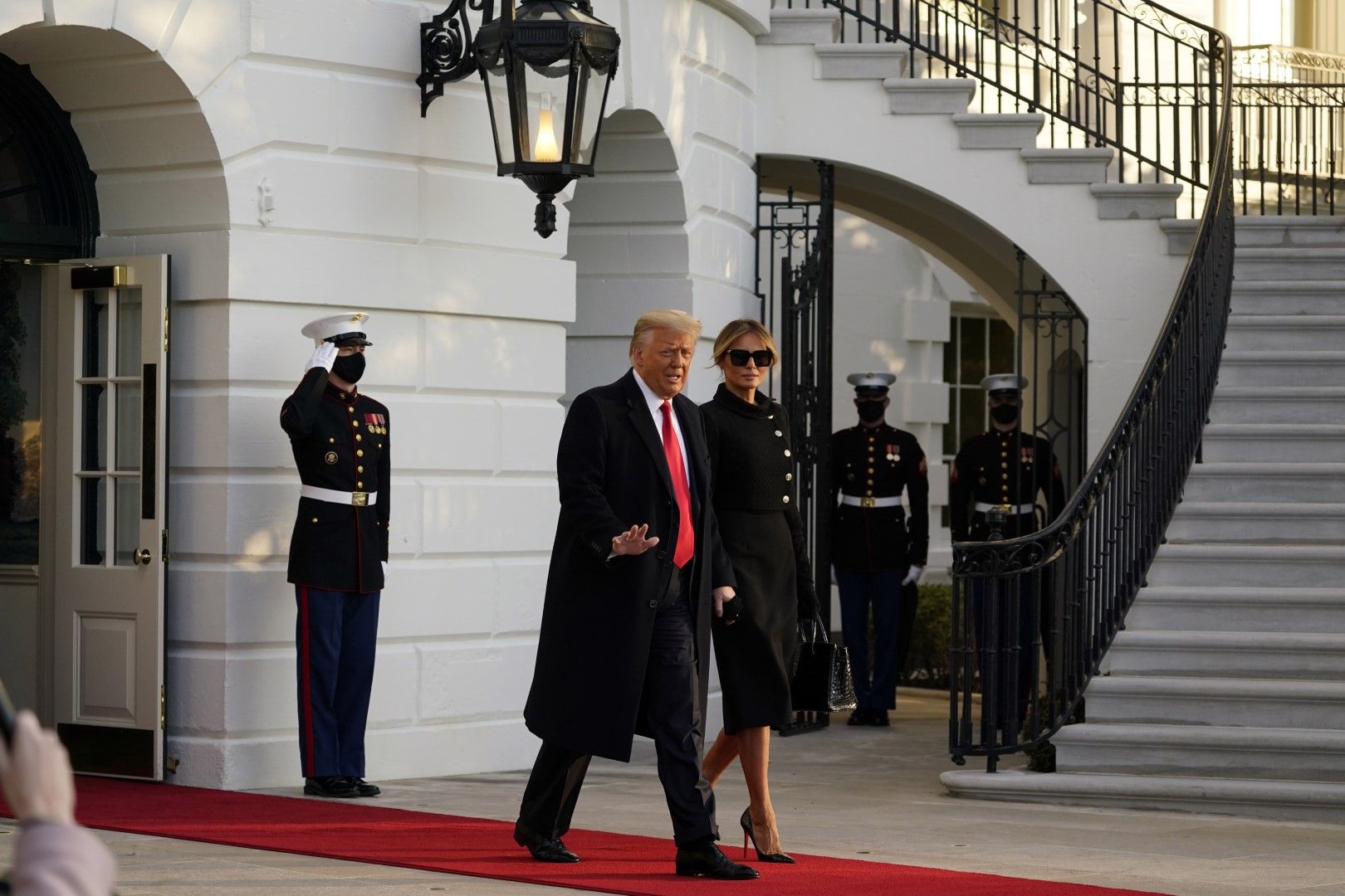 Доналд Тръмп и съпругата му Мелания напускат Белия дом няколко часа преди церемонията по встъпване в длъжност на новия президент Джо Байдън