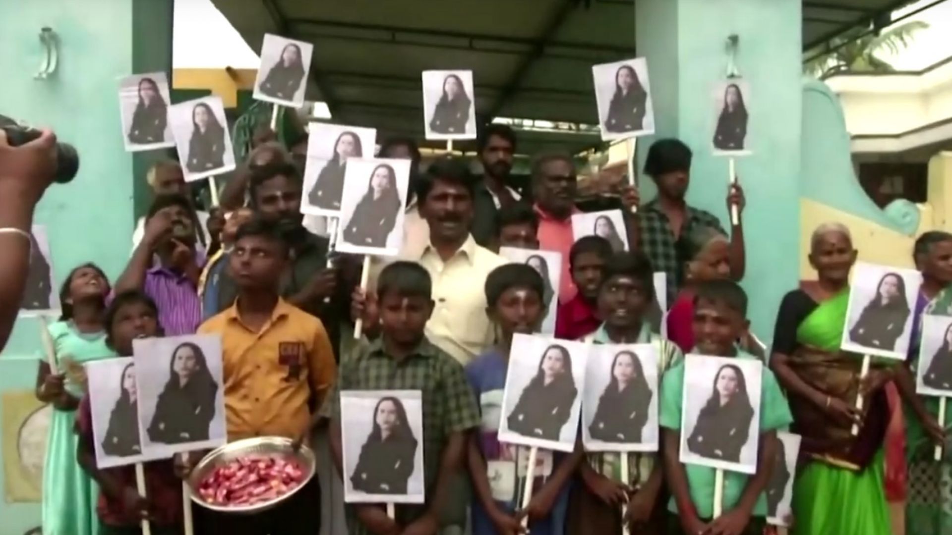 Индийското село на Камала Харис празнува встъпването й в длъжност (видео)