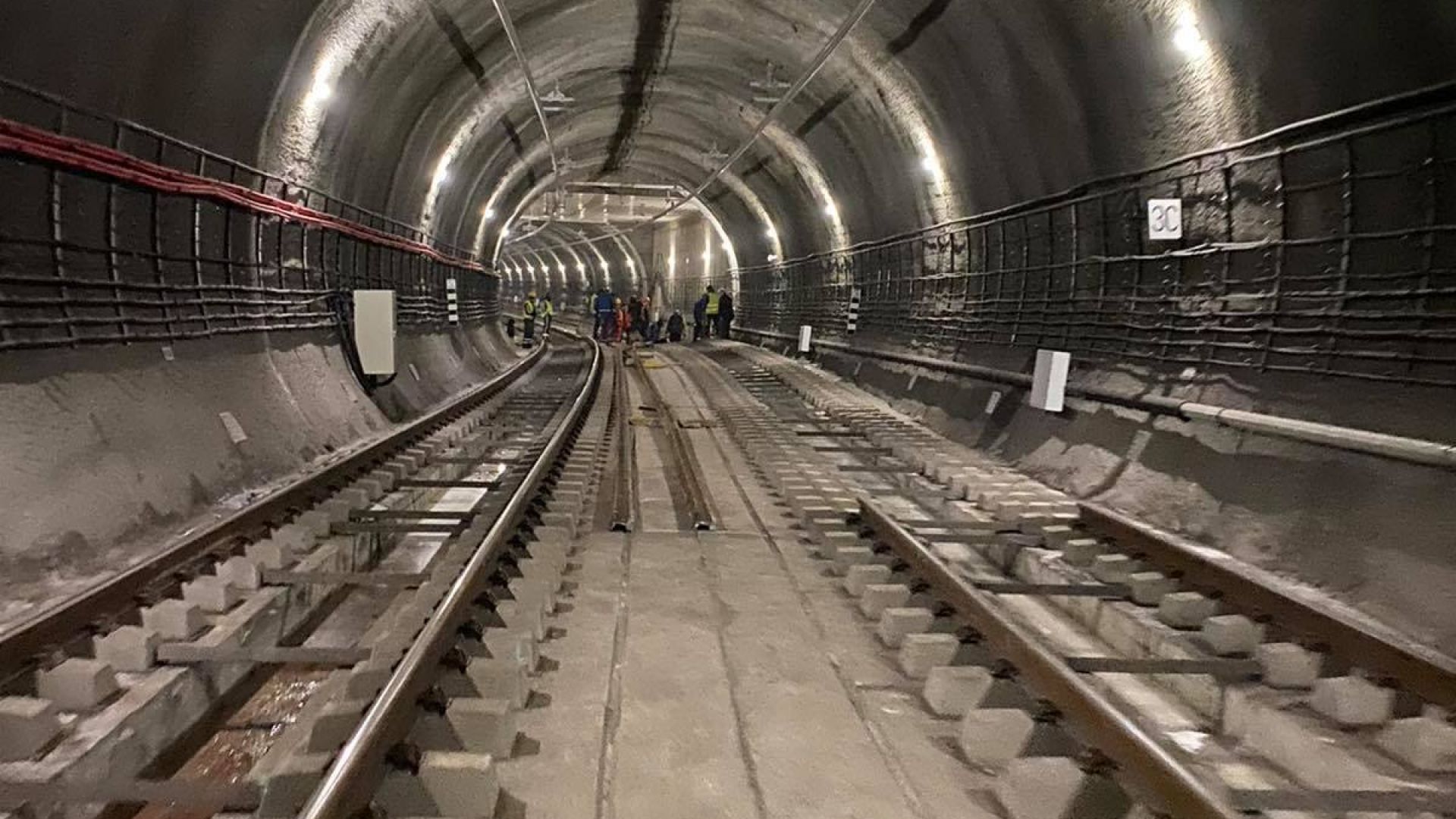 Започна демонтиране на релсите в 30-метров участък на метрото