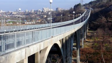 Русенци сигнализират че Дъговият мост в града се руши от