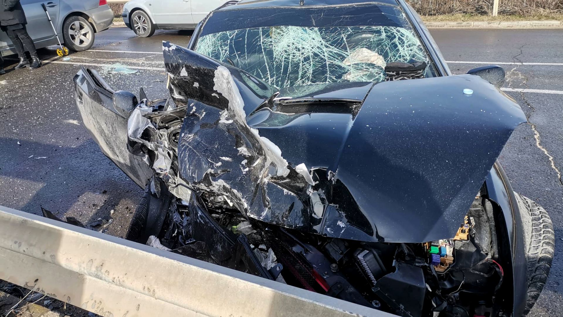 Пиян шофьор на БМВ челно се заби в Тойота, колите са помлени (снимки)