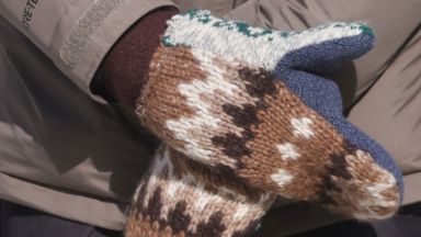 Учителката подарила прочулите се по цял свят вълнени ръкавици с