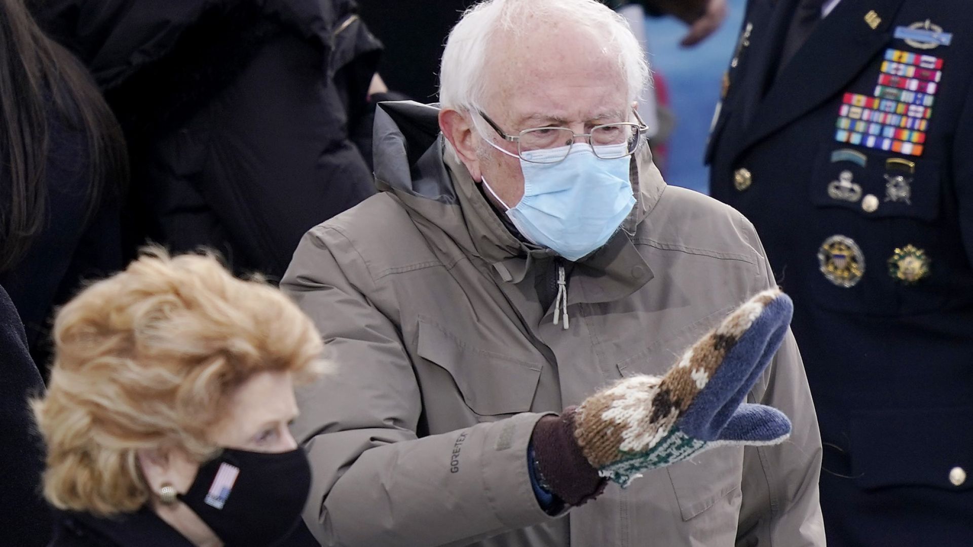 Бърни Сандърс събра за благотворителност $1,8 млн. със снимката с ръкавиците