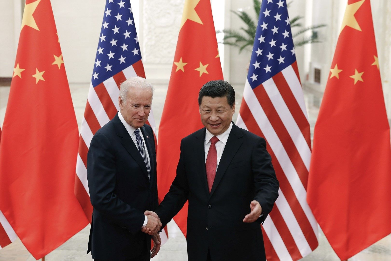 4 декември 2013 г., китайският президент Си Дзинпин се ръкува с тогавашния вицепрезидент на САЩ Джо Байдън при гостуването му в Пекин