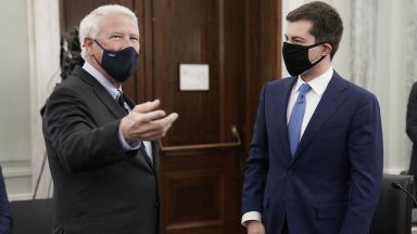 В първия си пълен работен ден на новия пост американският