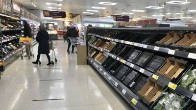 Северна Ирландия ще остане затворена заради коронавируса още четири седмици