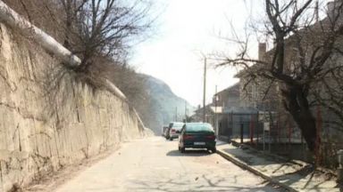 Огромно парче скала падна на улица в Провадия Като по