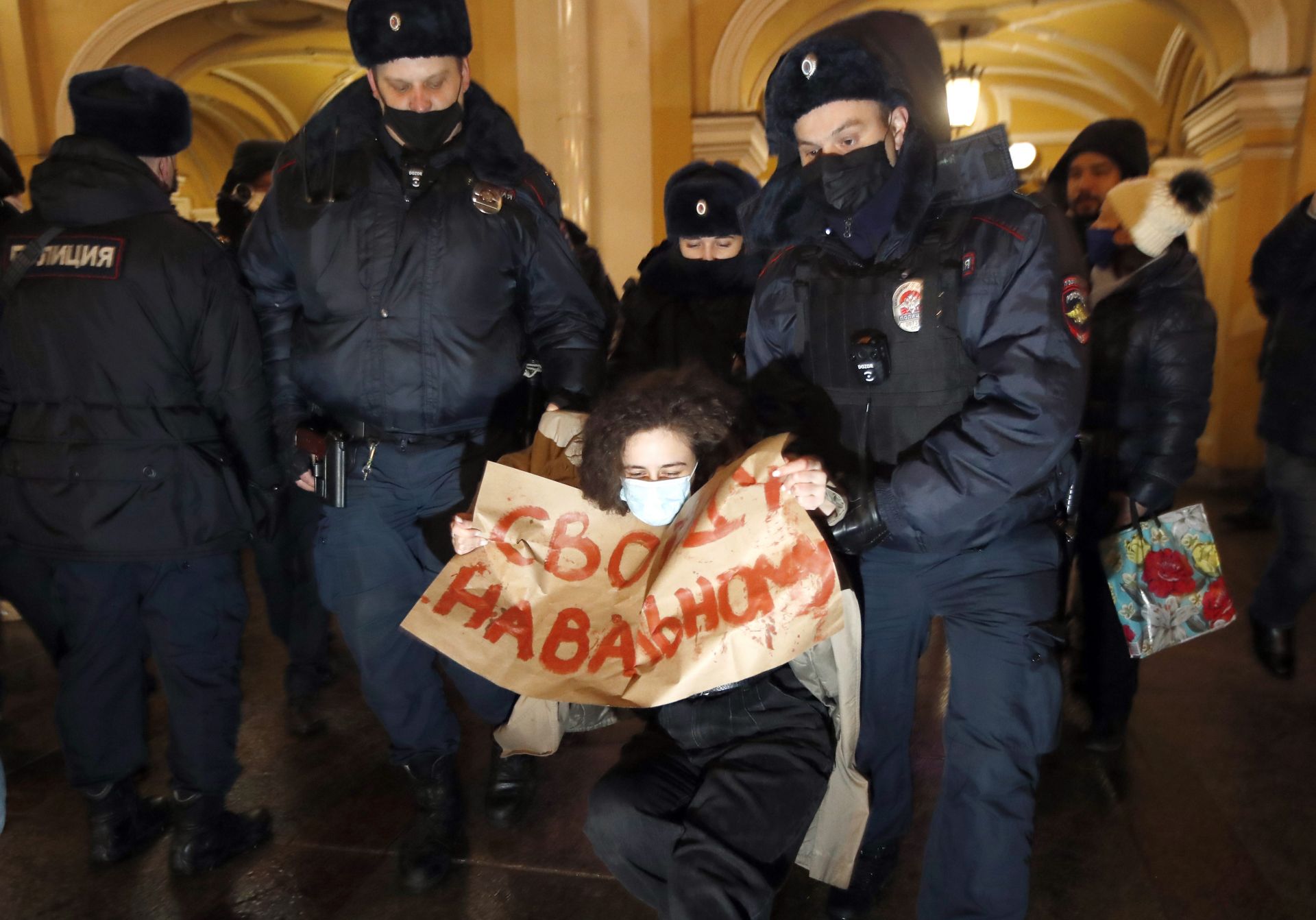 Привърженици на опозиционния лидер Алексей Навални по време на митинг в Санкт Петербург на 18 януари
