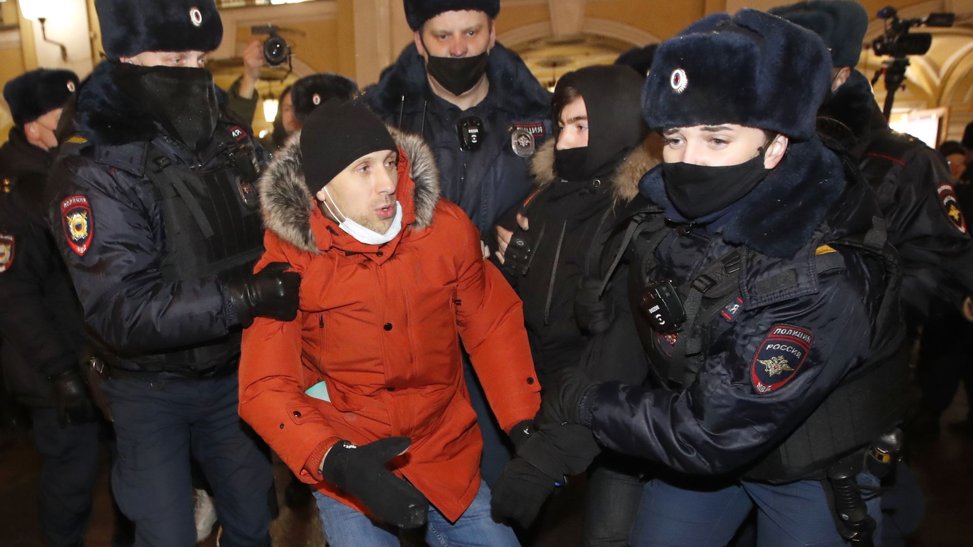 Арести в Русия часове преди протестите за Навални