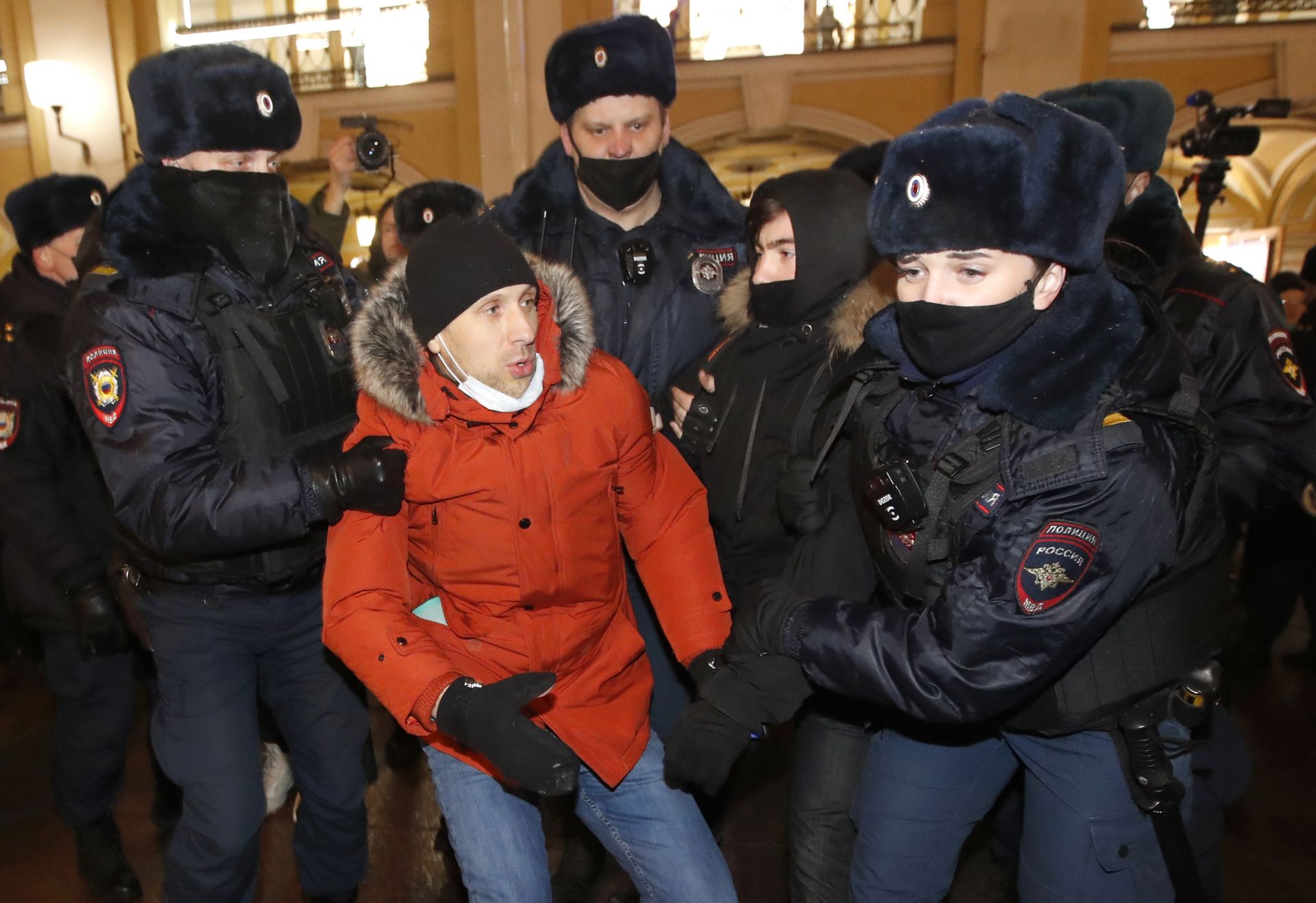 Привърженици на опозиционния лидер Алексей Навални по време на митинг в Санкт Петербург на 18 януари