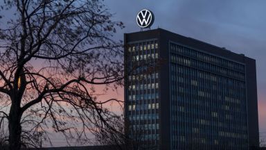 Фолксваген ще съкращава работни места, за да финансира прехода към електромобили