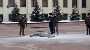 Трийсет и пет годишен мъж днес се самозапали пред сградата