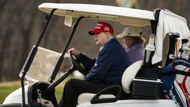 Процесът за импийчмънт на Тръмп започва след 2 седмици, той ще играе голф
