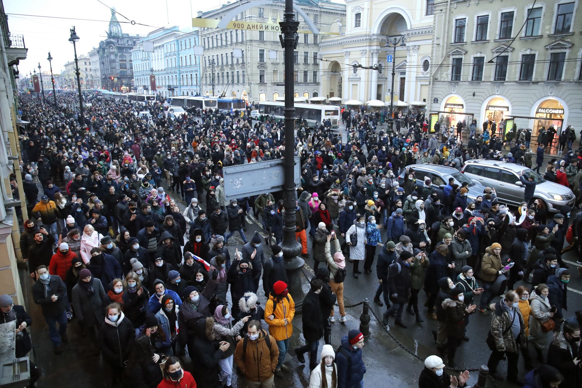 Протестиращи в подкрепа на Навални в Петербург