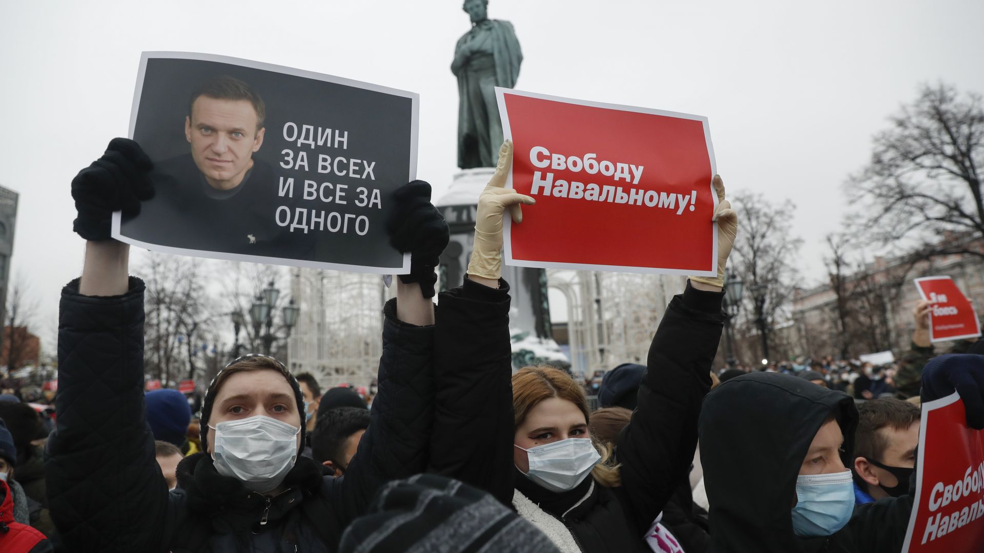 Москва почерня от протестиращи, арестуваха съпругата на Навални, демонстрации и у нас (снимки видео)