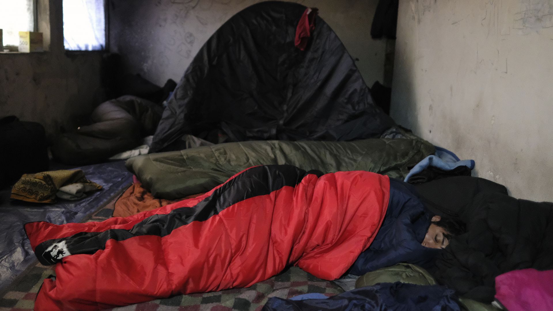 Мигранти спят в лагер, преди това фабрика в Бихач