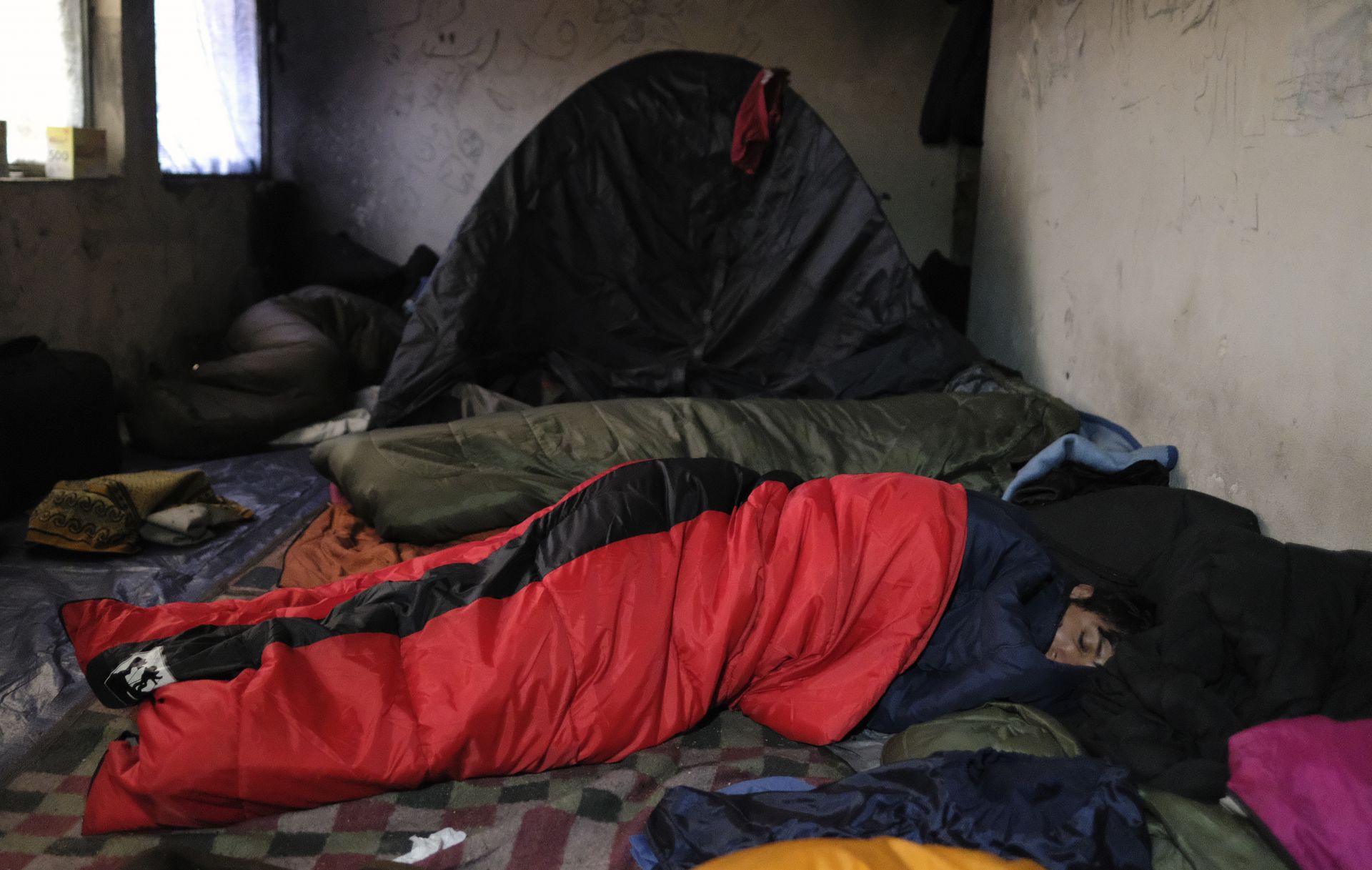 Мигранти спят в лагер, преди това фабрика в Бихач