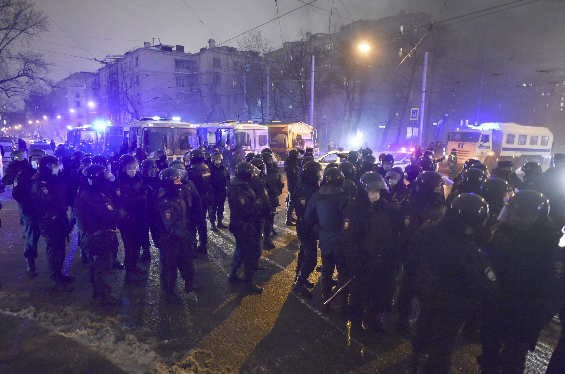 Полицията блокира улицата по време на протест срещу затвора на опозиционния лидер Алексей Навални в Москва