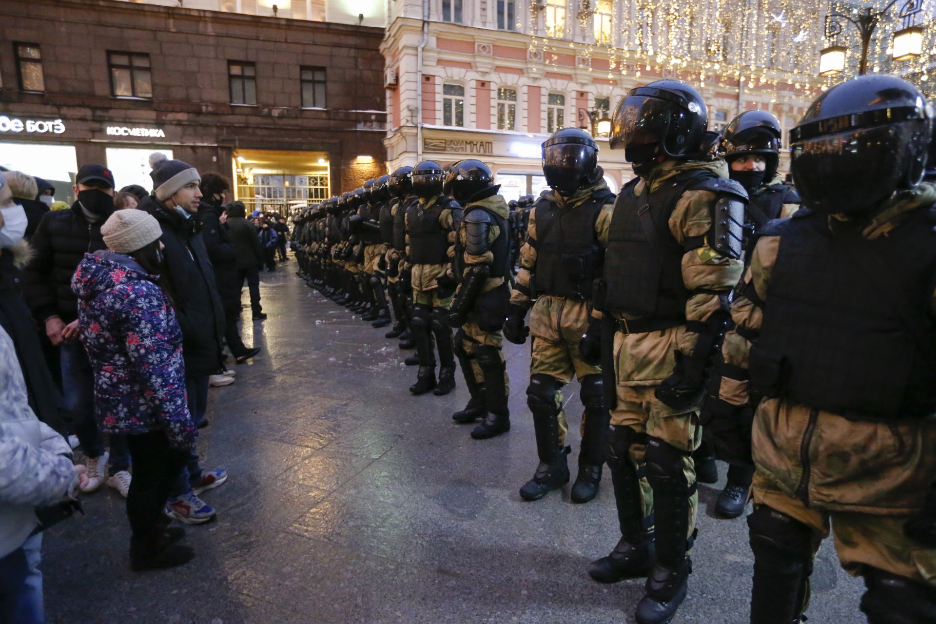 Полицията блокира улицата по време на протест срещу затвора на опозиционния лидер Алексей Навални в Москва