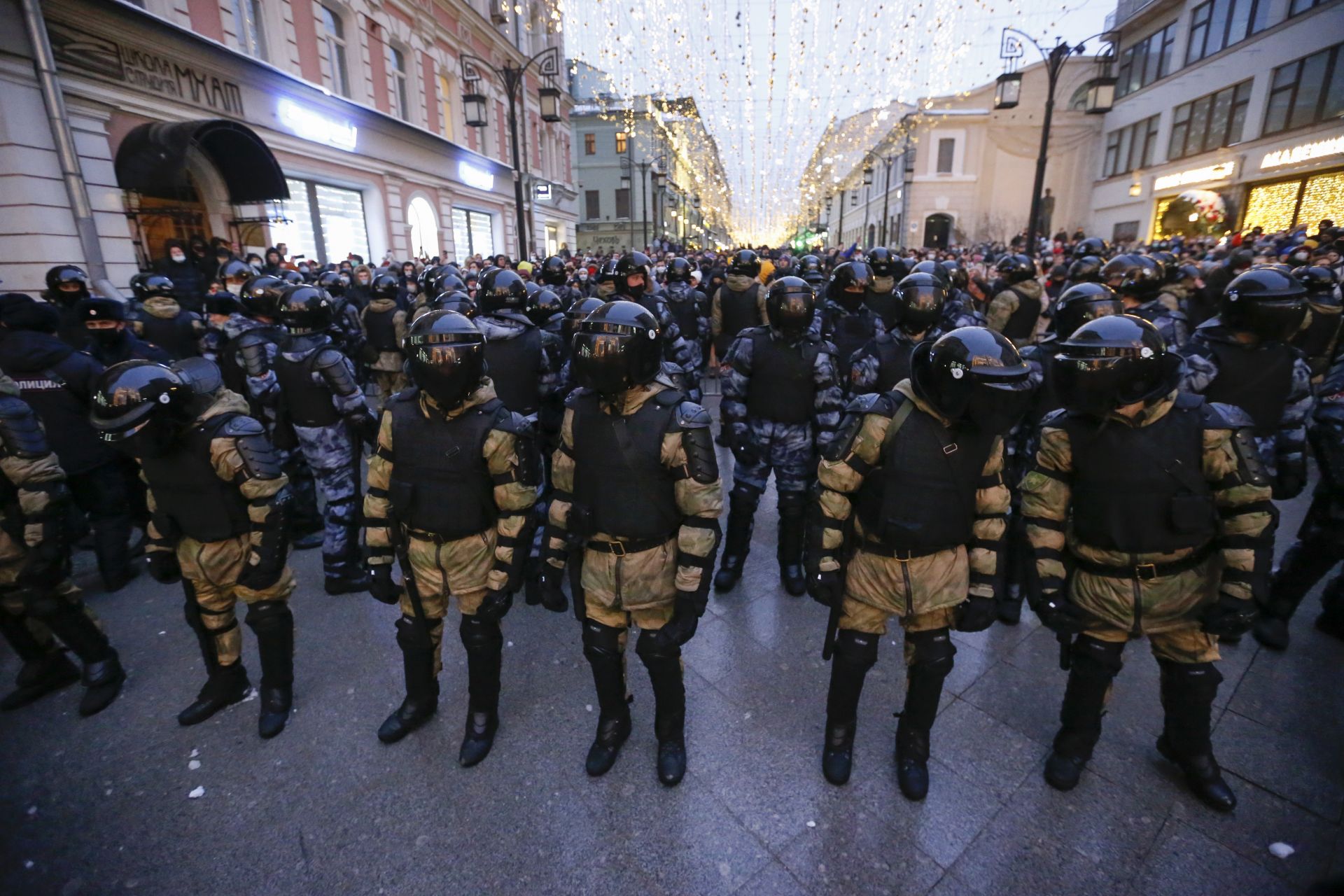 Полицията блокира улицата по време на протест срещу затвора на опозиционния лидер Алексей Навални в Москва