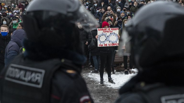 Московската полиция задържа тази вечер демонстранти, събрали се край затвора