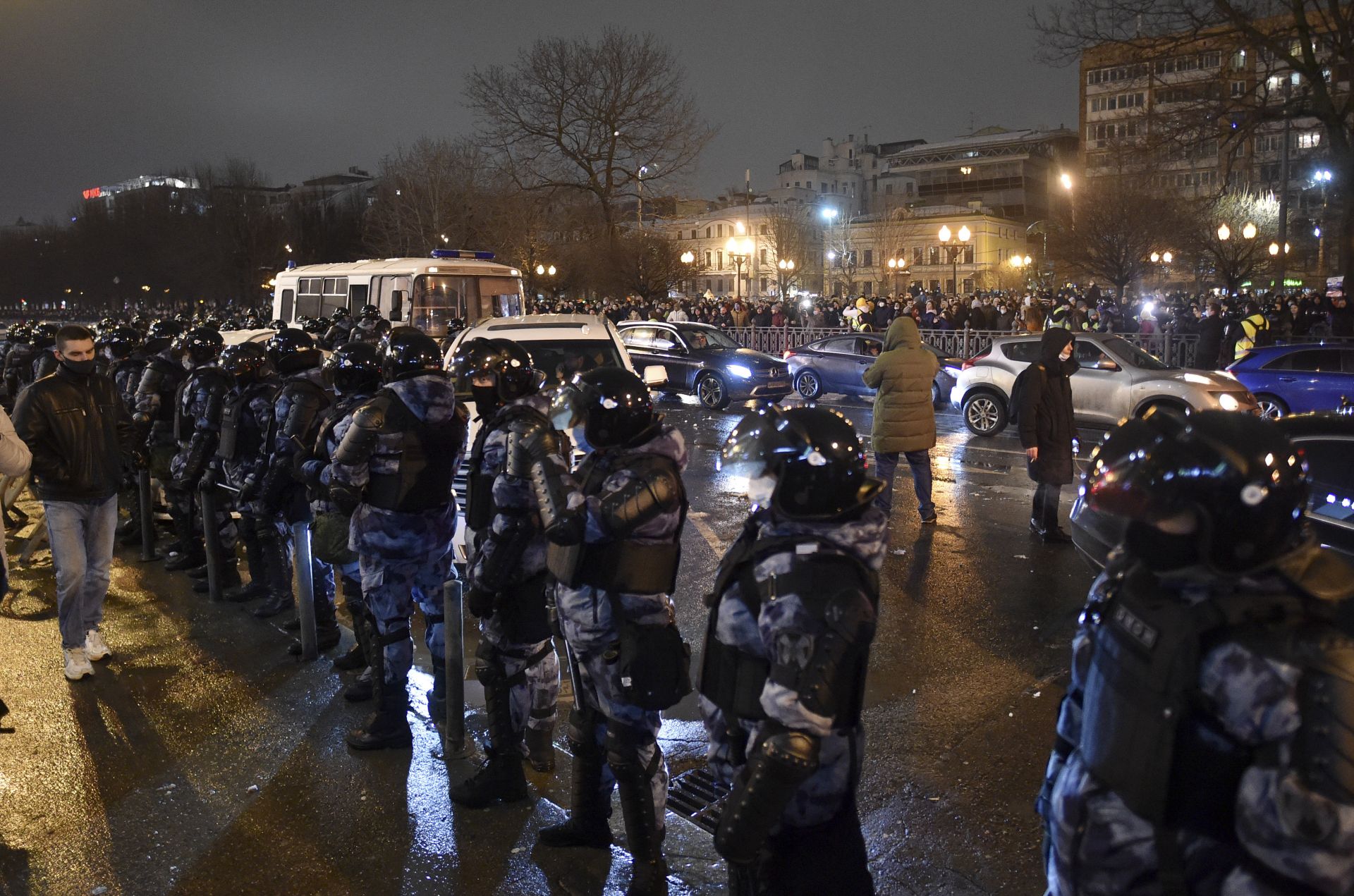 Полицията блокира улицата по време на протест срещу затвора на опозиционния лидер Алексей Навални в Москва