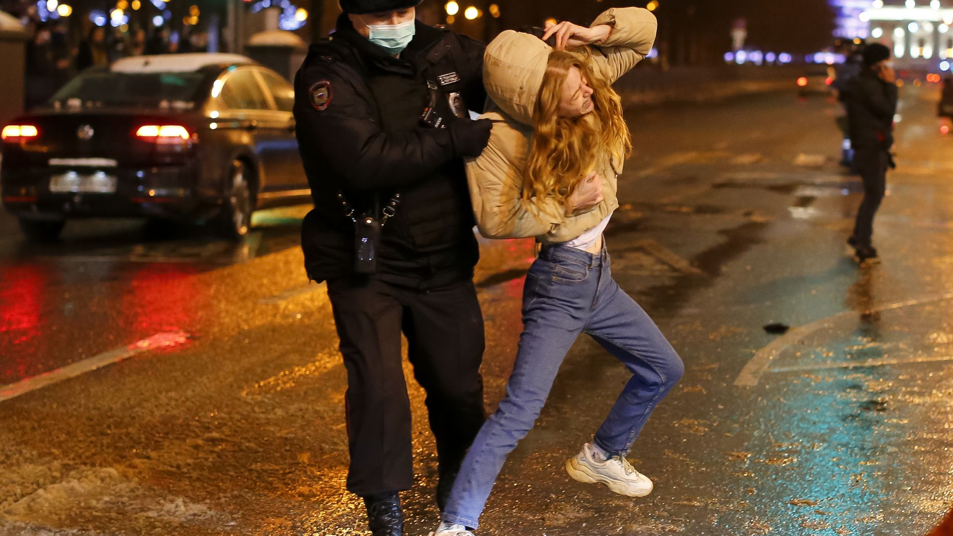 Десетки деца и журналисти са задържани при протеста за Навални в Москва