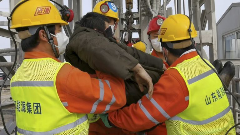 Китайски спасители успяха да извадят на повърхността седем от 22-та