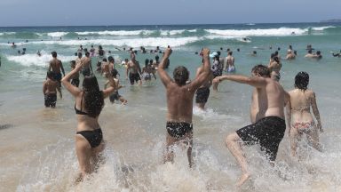 Австралийските плажове се препълниха с хора през уикенда които търсят