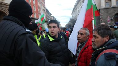 Протестиращи се опитаха да нахлуят в Министерския съвет Стигна се