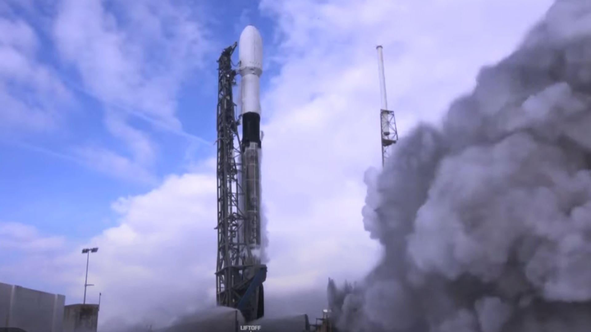 SpaceX изстреля ракета Falcon 9 със 143 спътника (видео)
