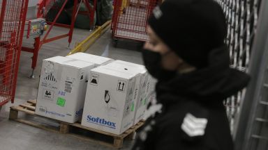 Европейската комисия договори допълнителни количества от Covid ваксината на Пфайзер Бионтех