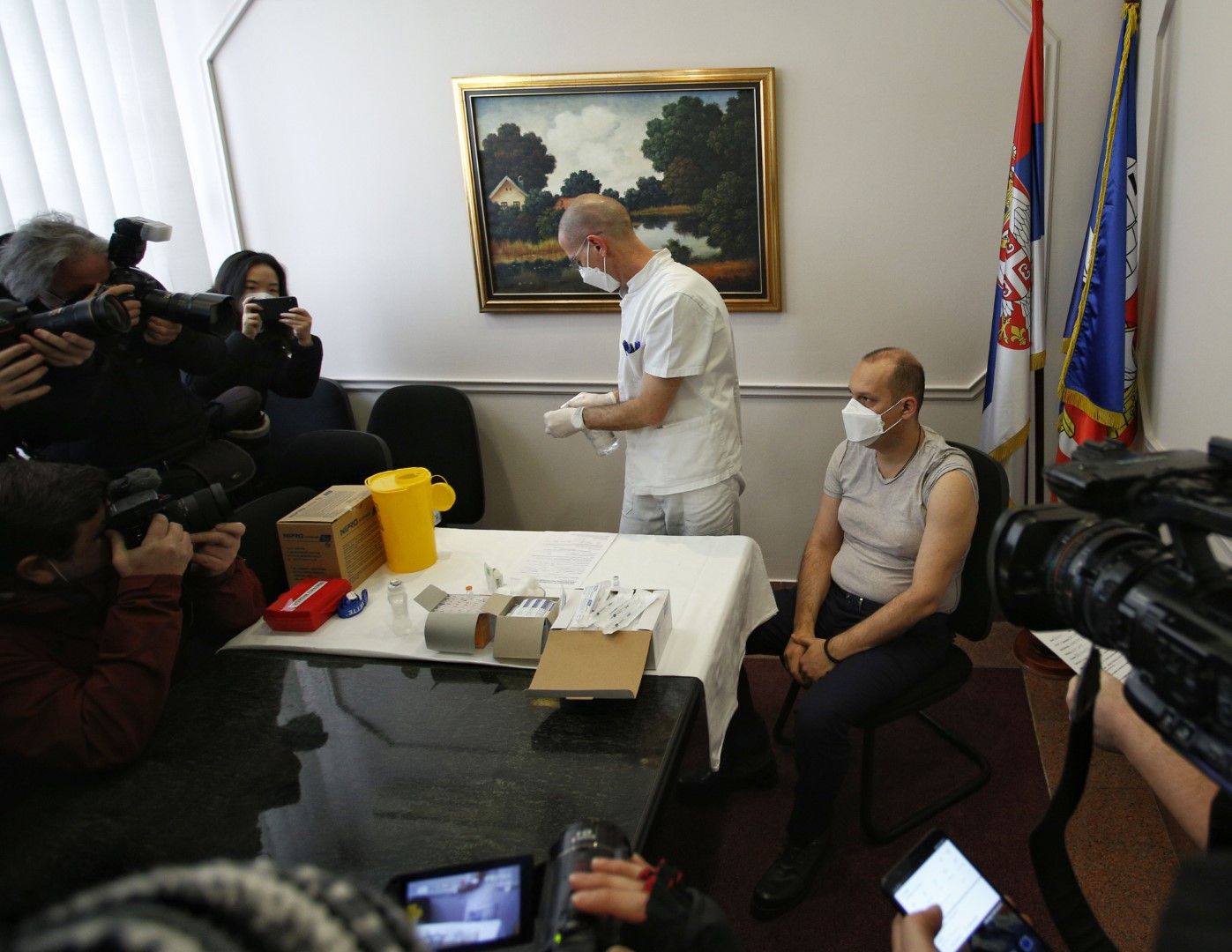 Министърът на здравеопазването на Сърбия Златибор Лончар се ваксинира публично с китайската ваксина на Синофарм, 20 януари