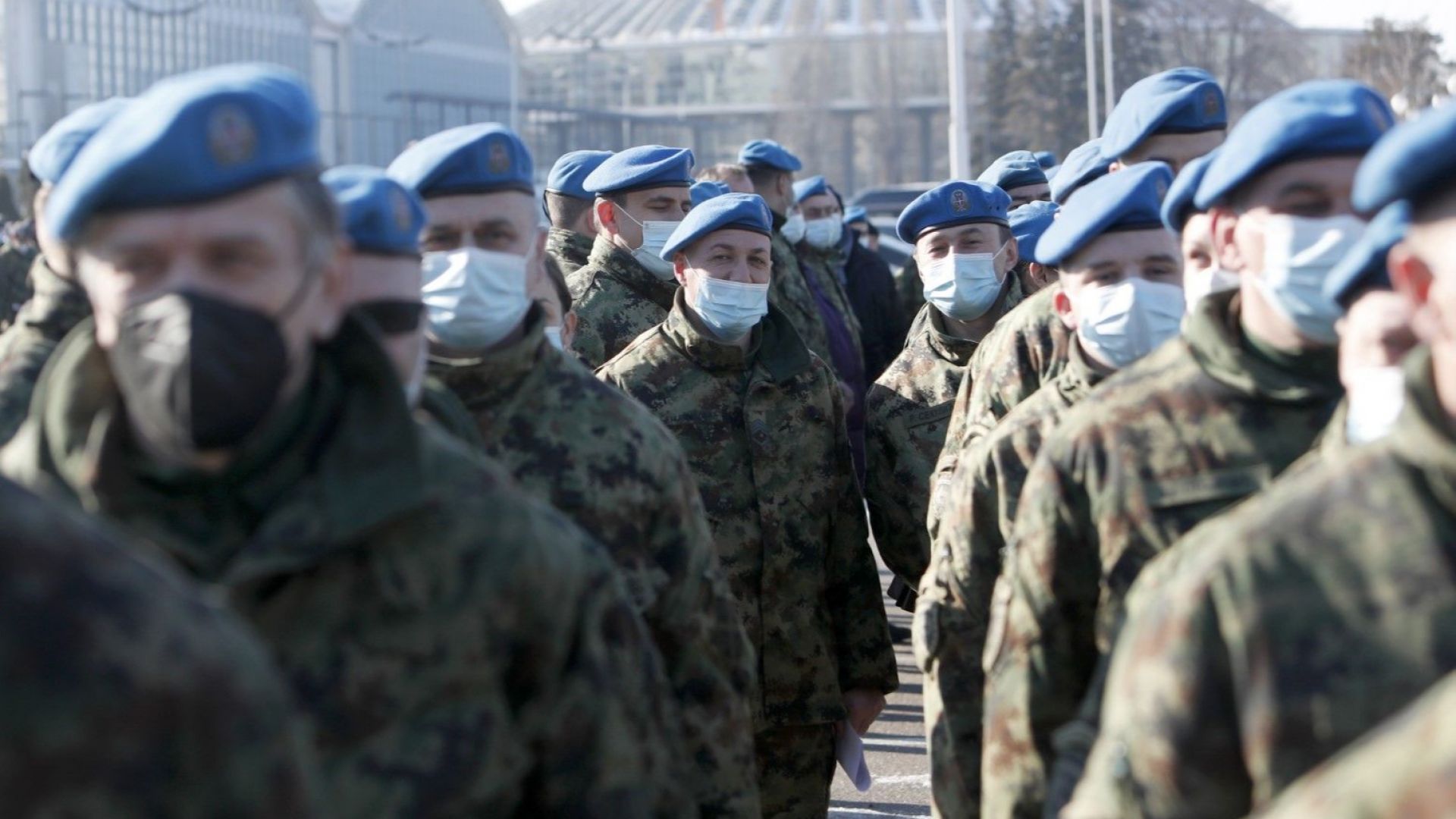 Военни са се наредили на опашка в Белград за ваксиниране с китайската ваксина на Синофарм, 19 януари