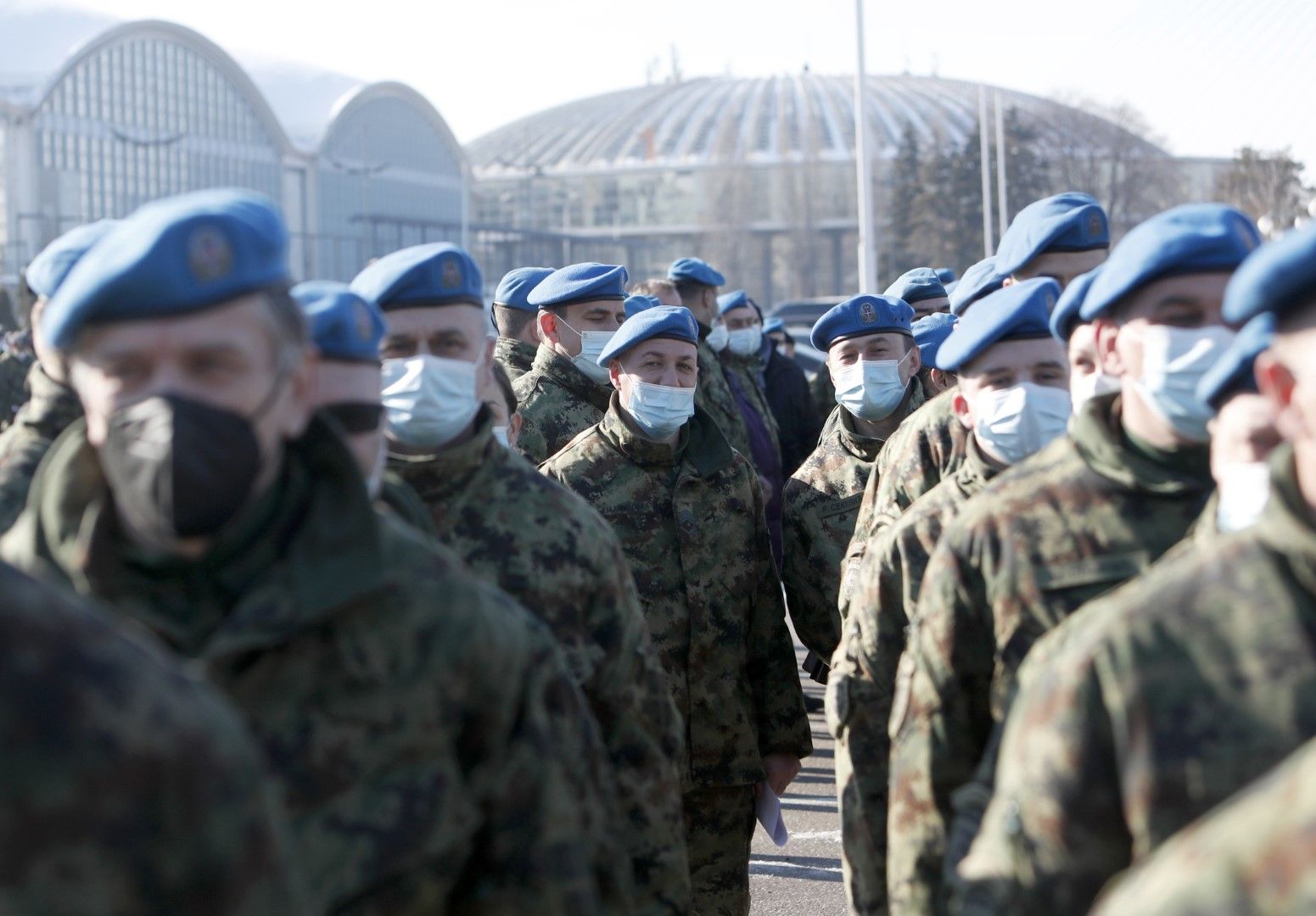 Военни са се наредили на опашка в Белград за ваксиниране с китайската ваксина на Синофарм, 19 януари