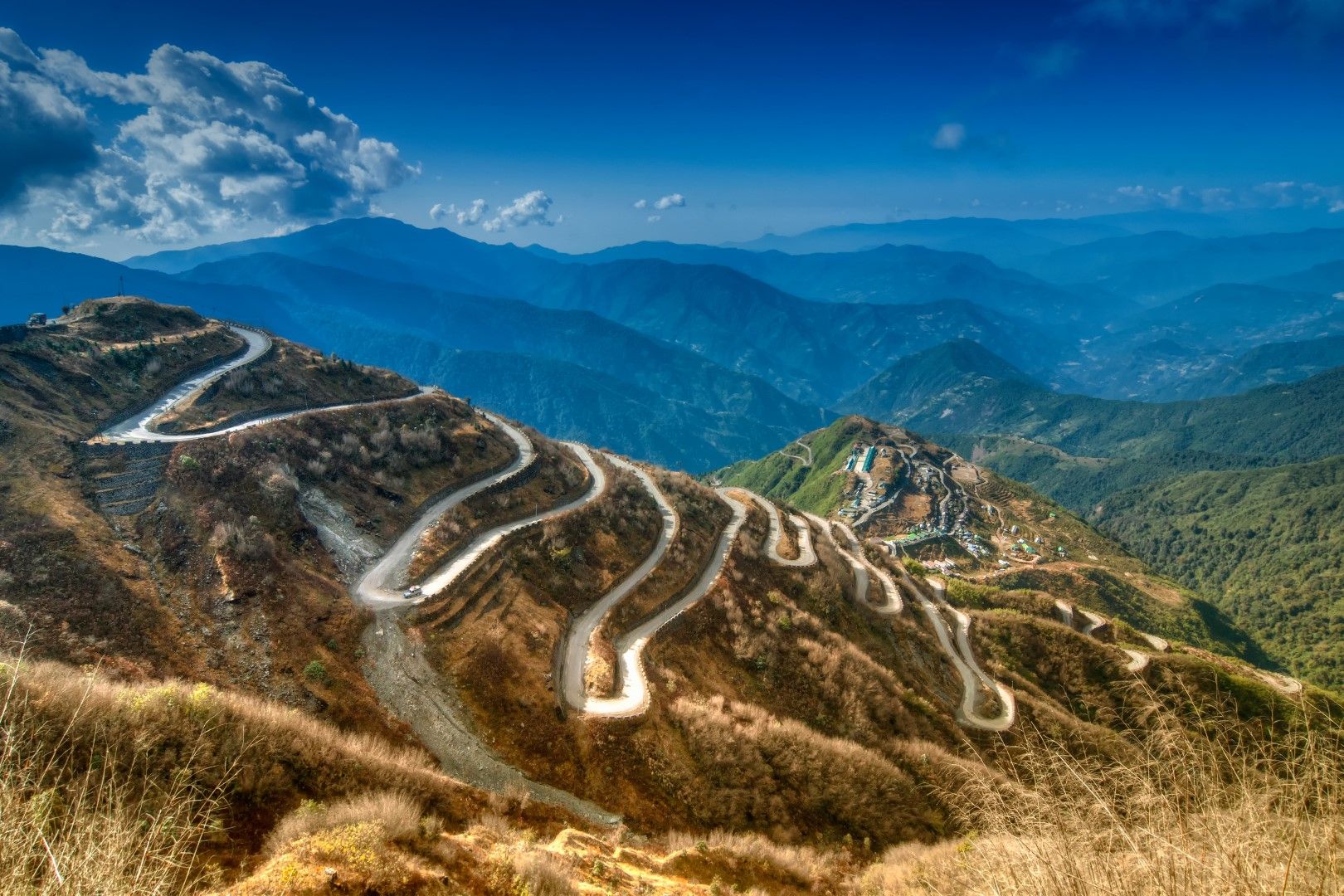 Извиващ се в планината път между Китай и Индия в щата Сикин