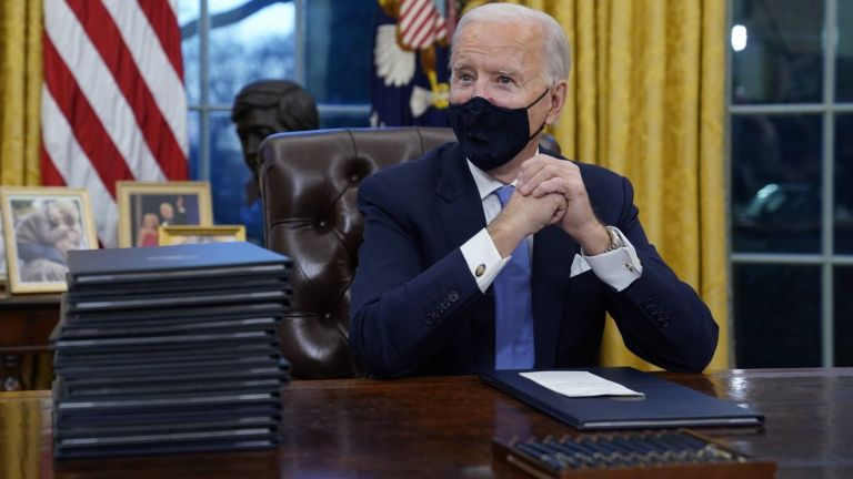 Президентът на САЩ Джо Байдън подписа серия от укази за
