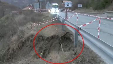 Свлачище застрашава пътя Симитли Банско В района на село Градево има