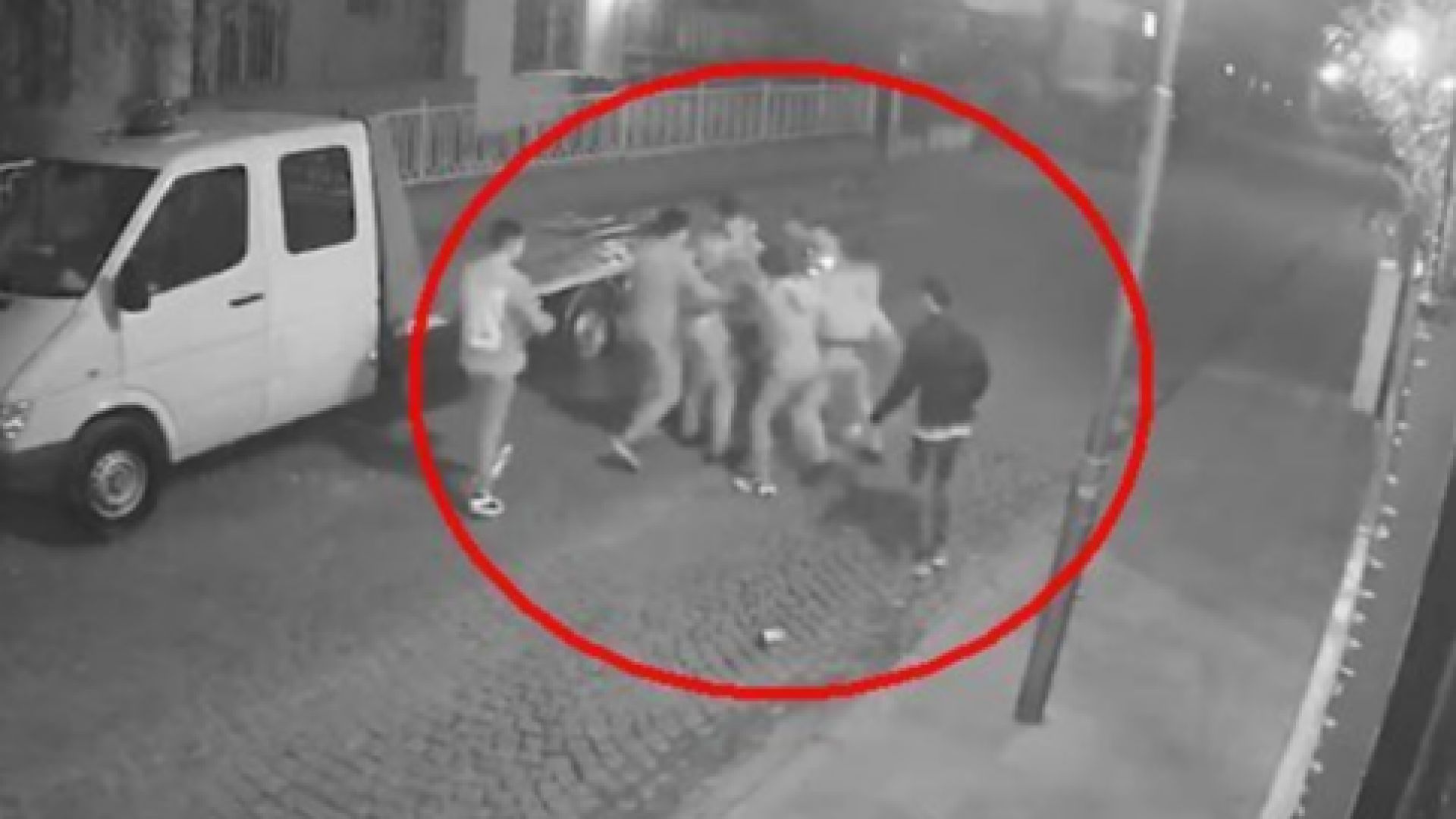 Група младежи пребиха мъж в Пловдив (видео)