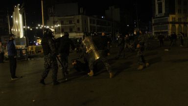 Петима протестиращи и трима служители на реда бяха ранени по