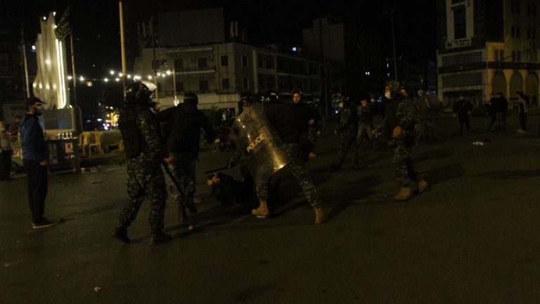 Петима протестиращи и трима служители на реда бяха ранени по