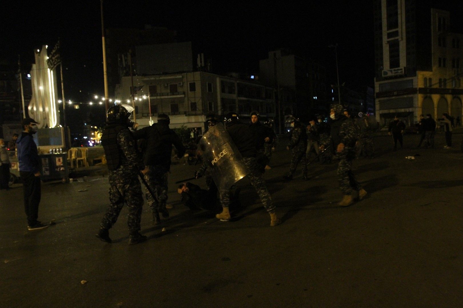 Арест на протестиращ в ливанския град Триполи, 26 януари
