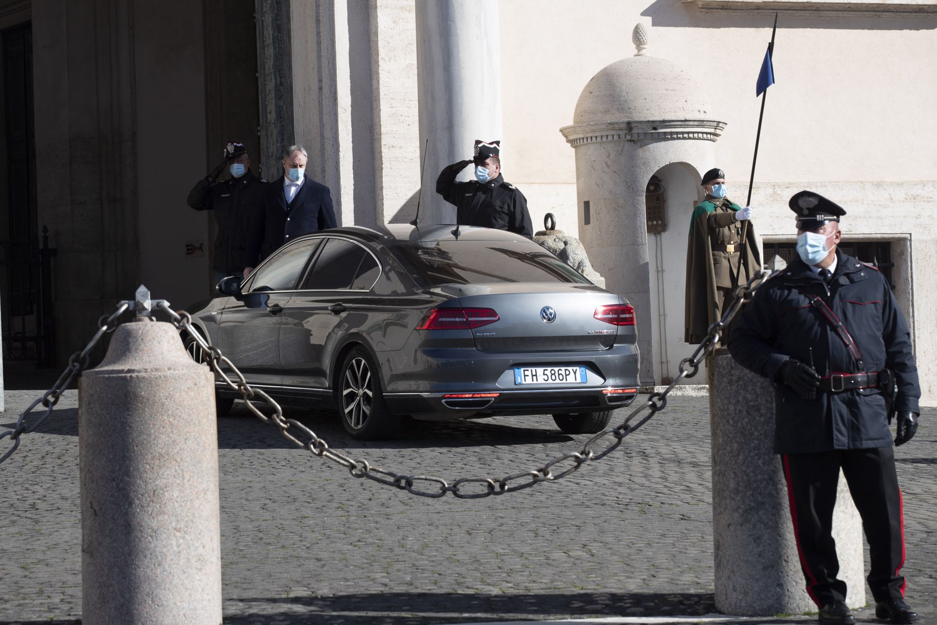 Колата на Конте пред президенския дворец минути преди да подаде оставка